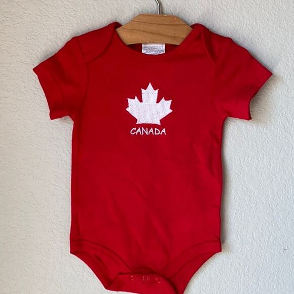❤️5/$25❤️ NWOT Canada Onesie 9-12M - Picture 1 of 5